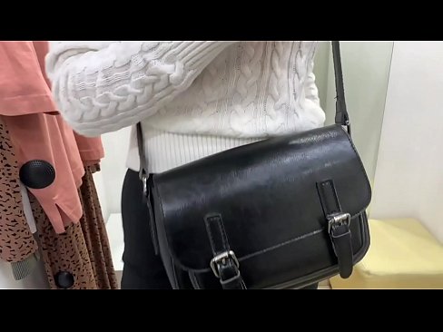❤️ Ëffentlech Masturbatioun vu jonke Bitch FeralBerry mat engem Dildo am Fittingsraum ❤❌ Pornovideo bei eis ❌❤