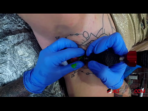 ❤️ Extrem tattooed Hottie Sully Savage krut en Tattoo op hirem Klitoris ❤❌ Pornovideo bei eis ❌❤